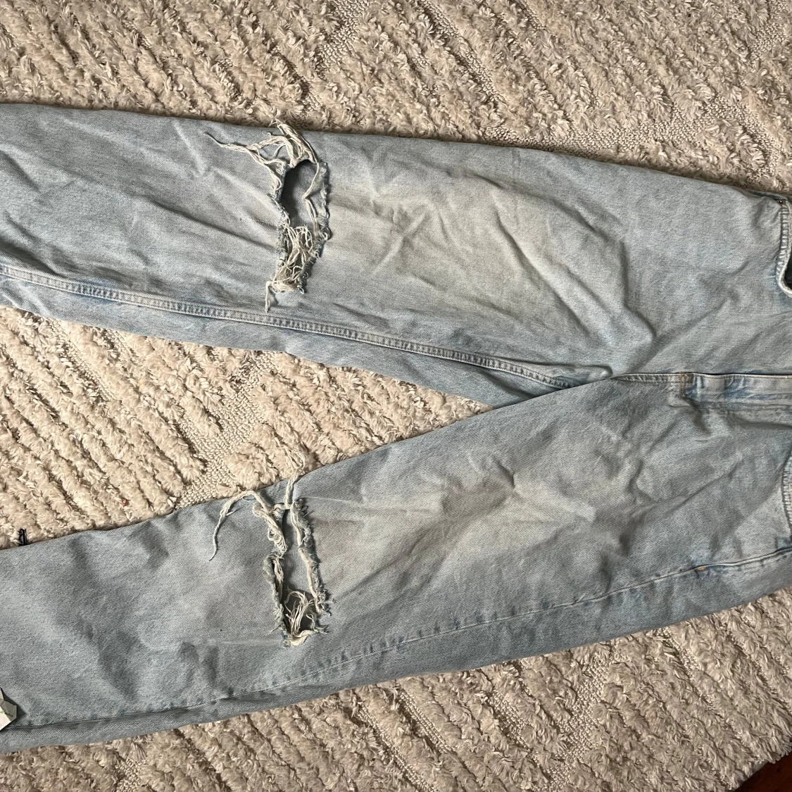 Ljusblå jeansbyxor från Gina  - 2