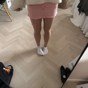 Rosa jeanskjol - Säljer en ljusrosa jeanskjol. Sååå fin till sommaren och super trending. Sne är lågmidjade och sitter så fint i midjan. Storleken är XS
