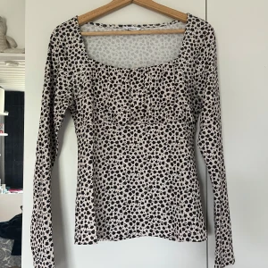 Blommig topp - Blommönstrad topp från Bubbleroom i storlek M. Oanvänd och säljer då den inte kommer till användning. Pris kan diskuteras  Hör av dig vid frågor