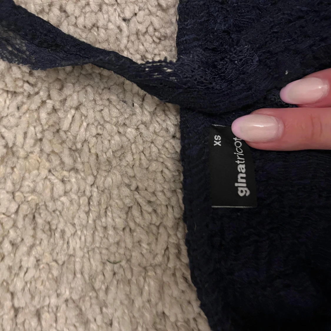 Mörkblå spetsig linnetopp med rosett - 4