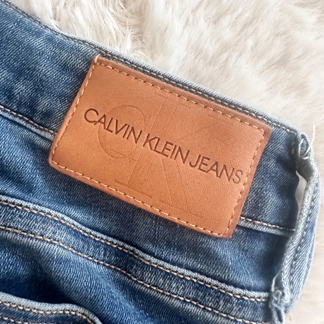 Blå jeans från Calvin Klein Jeans. Lågmidjade - 2