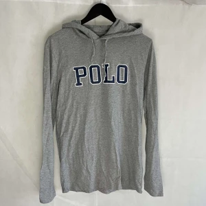 Ralph Lauren hoodie  - Fint skick! Modellen är 185