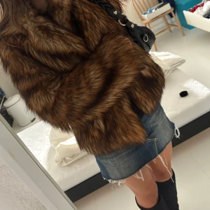 Brun pälsjacka från H&M - Otrolig brun, ljusbrun, svart melerad pälsjacka i pälsmimitation. Supervarm och härlig och perfekt nu till hösten men jag har även haft den mycket på vintern. Har knäppen som visas på sista bilden, så man kan knäppa den fram! Superbra skick. Den är i XS men passar definitivt S också kanske även M! 