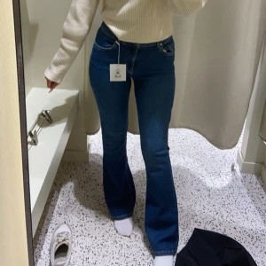 Blå bootcut jeans lågmidjade - Never denim low flare jeans från Bik Bok💙använd ett fåtal gånger 