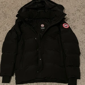 Canada Goose jacka - Säljer en svart dunjacka från Canada Goose. Jackan är i storlek S och är nästan helt ny. Har använts bara 2 gånger. Säljer då den är inte min stil längre. Pris går att diskuteras vid snabbköp. 