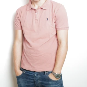 Rosa Polo Piké från Ralph Lauren - Snygg rosa t-shirt från Polo Ralph Lauren med klassisk krage och korta ärmar. Nypris 1200kr