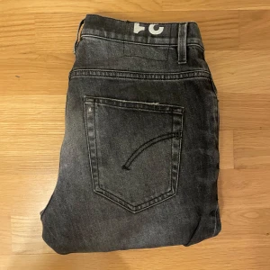 Dondups svarta - Säljer dessa svart/gråa Dondups i storlek 31 Skick 8/10 Om det är något ni undrar så är det bara att fråga!⭐️⭐️⭐️