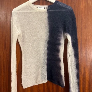 weekday tröja - köptes här på plick. aldrig använd. inga defekter🩷