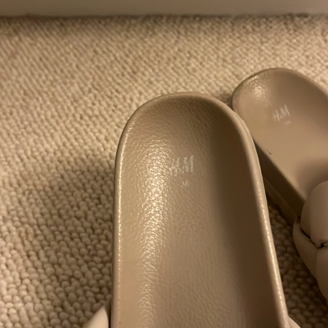 Beige flätade sandaler från H&M - 2