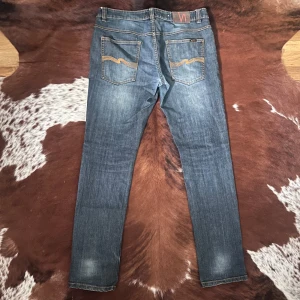 Nudie RegularRalf - Tjena! Säljer dessa sjukt feta vintage raw RegularRalf jeansen ifrån Nudie, jeansen är i mycket fint skick för att vara så pass gamla som dom är, storlek W36 och 107cm i Ytterben/Längd, hör av dig vid funderingar!🙌