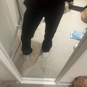 Kostymbyxor från bikbok - Snygga kostymerbyxor från bikbok som tyvärr inte passar längre. Dom är lite slitna där nere(se bild tre) annars är dom i bra men använt skick❤️