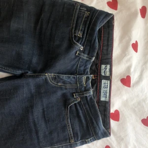 Lågmidjade LTB jeans - Mörkblå jeans från LTB Jeans med snygga kontrastsömmar och broderade bakfickor. Dem är lågmidjade och modellen är Bootcut/raka. Strl 27/30 (passar Xs/s 160-170cm).              Använda 2-3ggr.