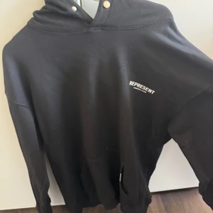 Represent hoodie  - Hoodie från represent. Använder ej då den var för stor när jag först fick den. Använd max 3 gånger,, jätte fint skick. Oversized hoodie. Storlek M pris kan diskuteras
