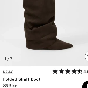 Bruna Folded boots från Nelly - Snygga bruna boots från Nelly med hög, rynkad, vikta och spetsig tå. Dragkedja på insidan. Perfekta för att lyfta din outfit. Köpta för 899kr, aldrig använt dem pga fel storlek. 
