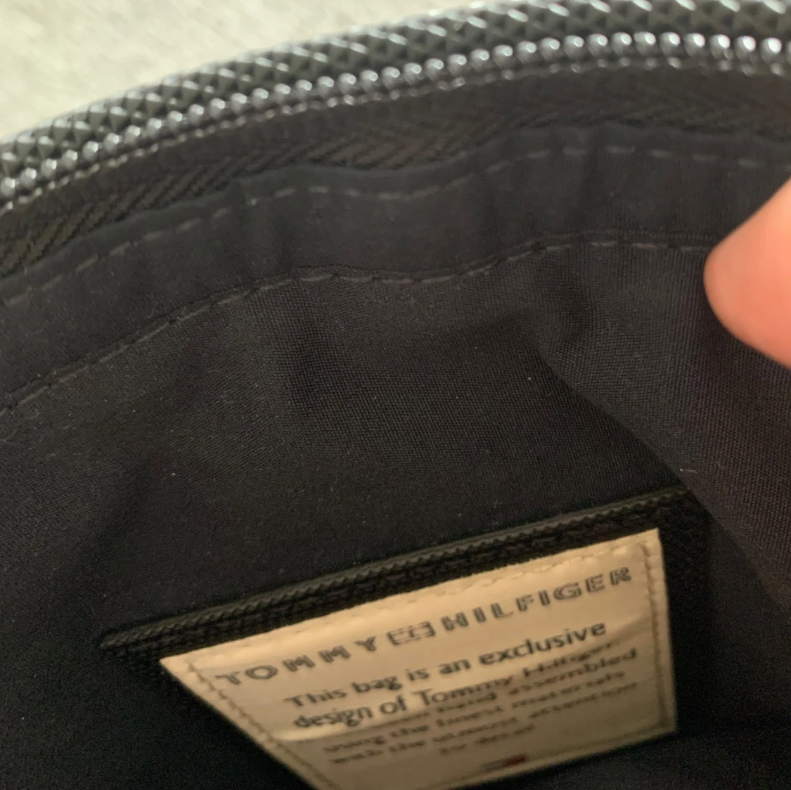 Blå axelväska från Tommy Hilfiger - 4