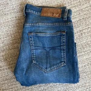 Tiger of sweden jeans  - Hej, säljer ett par tiger of sweden jeans i storlek 30. De är i fint skick utan några defekter. Modell ”pistolero” Snygg tvätt. Hör av dig vid funderingar, mvh Ture 