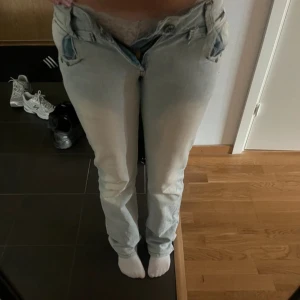 Ljusblå jeans från Liago - Tryck inte på köp direkt!                           Säljer ett par ljusblå jeans från Liago med snygga detaljer på bakfickorna och dekorativa knappar.                 Jeansen har raka ben och klassisk femficksdesign.                             Skriv om ni har några frågor💕