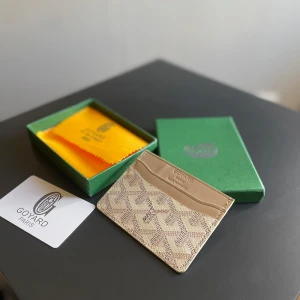 Beige cardholder - Stilren ”cardholder” i färgen beige