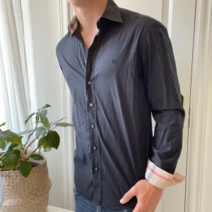 Svart Burberry skjorta L  - Svart Burberry skjorta L, inga defekter. Lite använd bara. Modellen bär L och är 180,75 kg. Kom med frågor 🫶
