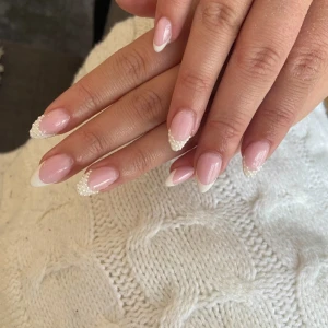 Lösnaglar med fransk design och pärlor - Handgjorda lösnaglar med fransk design och pärlor. naglarna görs efter beställning så skickas inom en dag drygt.❤️