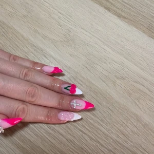 Lösnaglar med design  - Handgjorda lösnaglar med rosa design. naglarna görs efter beställning så skickas inom en dag drygt.🩷