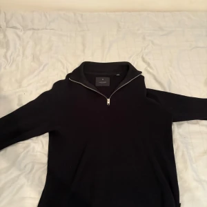 Svart half zip tröja Jack & Jones - Svart långärmad tröja från Jack & Jones med snygg half zip-dragkedja vid halsen. Tröjan har en klassisk passform och är tillverkad i mjukt material som passar perfekt till jeans. Enkel och stilren design som funkar året runt.
