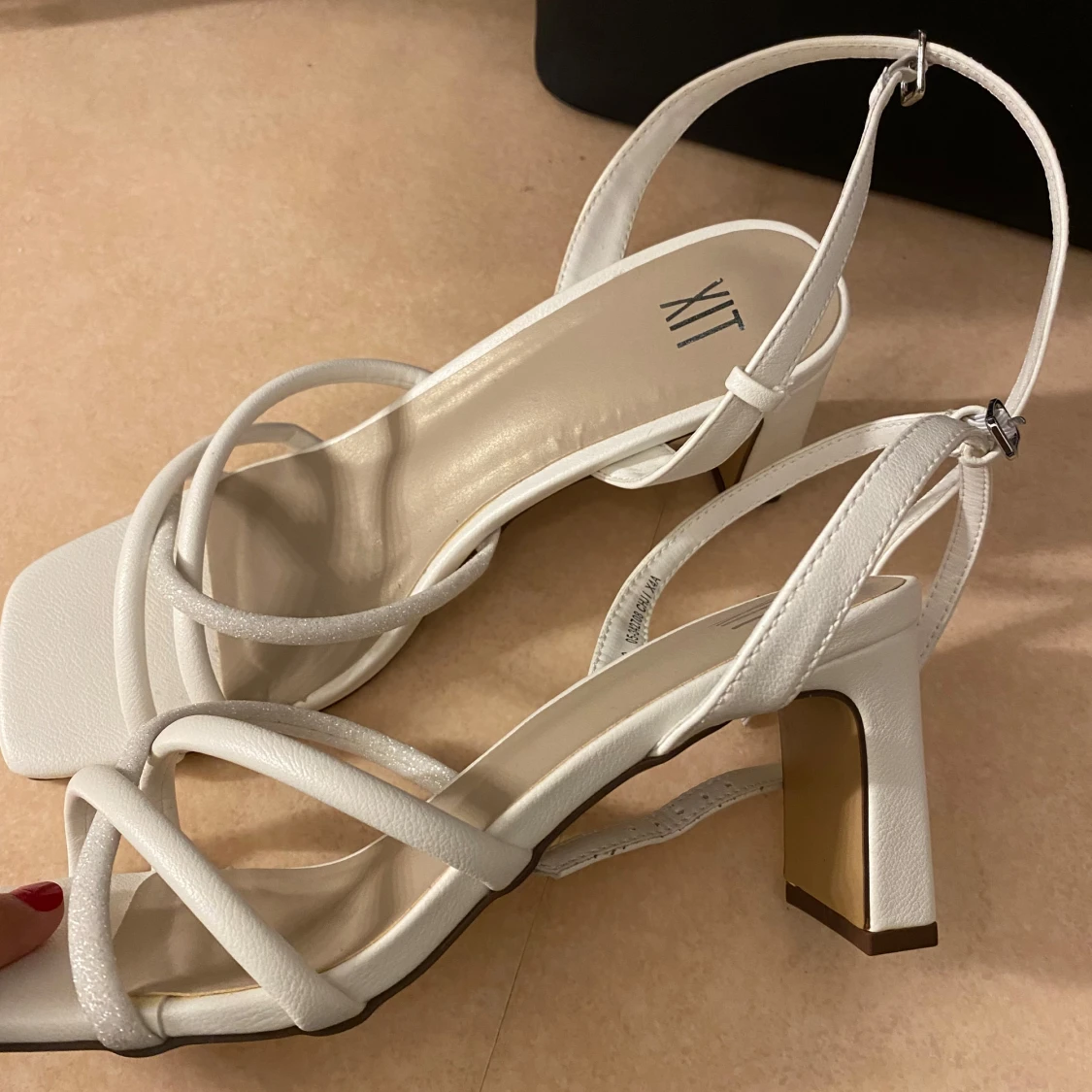 Vita sandaler med klack från XIT - 1