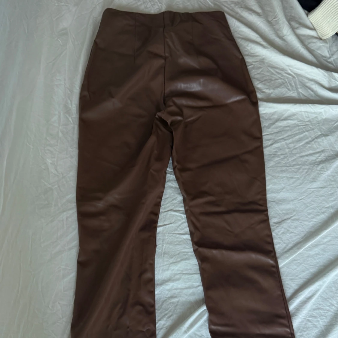 Bruna bootcut byxor i skinnimitation - 1