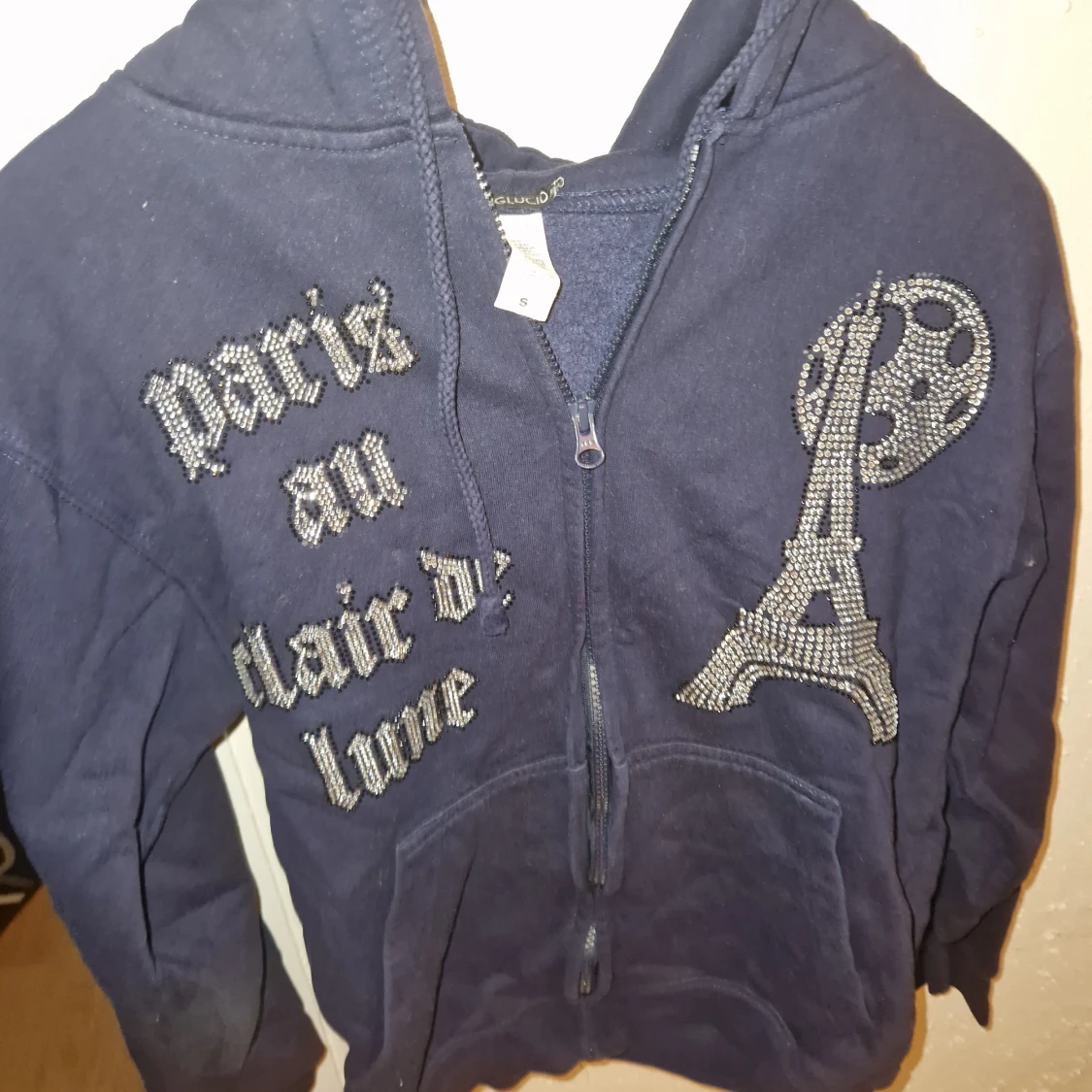 Mörkblå hoodie med strass och Paris-tryck