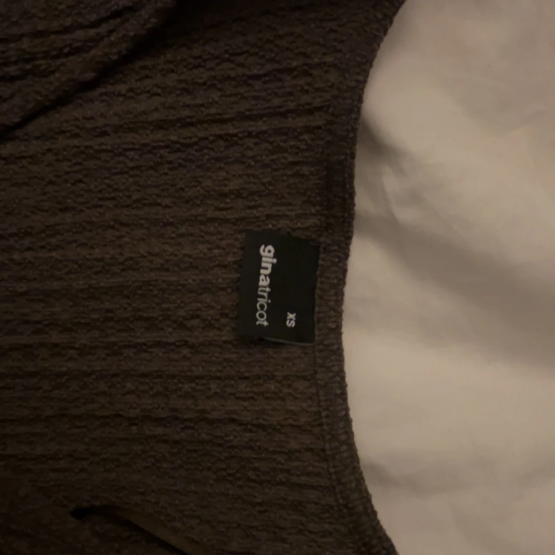 Brun V-ringad topp från Gina Tricot XS - 2