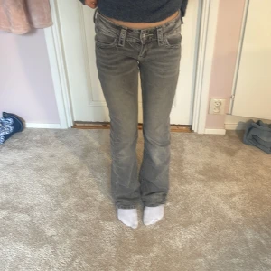 Gråa jeans - Gråa boot cut jeans från Gina tricot i storlek 146 🫶🏼skriv för mer info