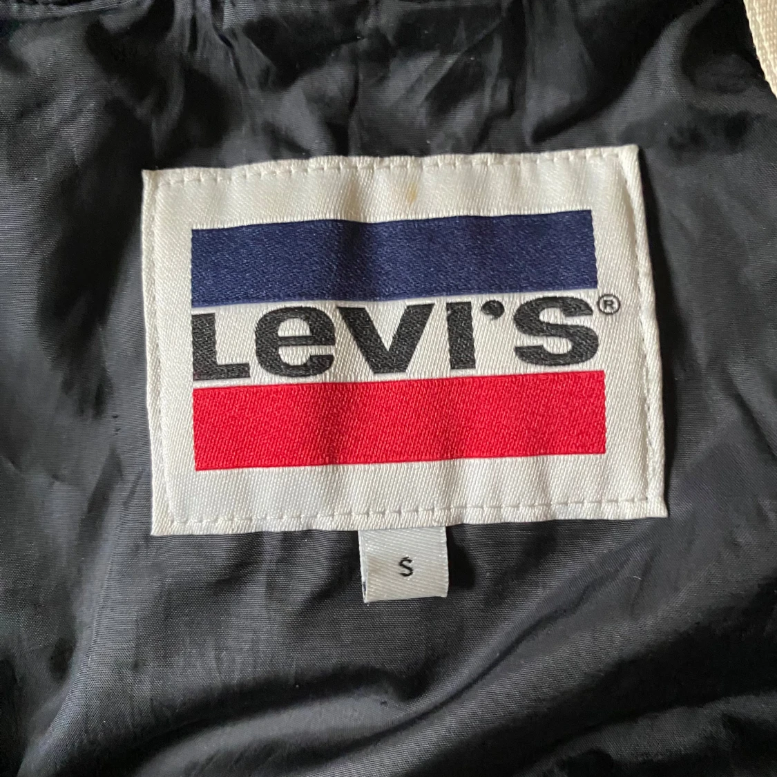 Svart pufferjacka från Levi's - 4
