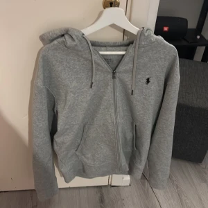 Grå hoodie från Polo Ralph Lauren - 10/10 skick inga defekter 2100 kr nypris 