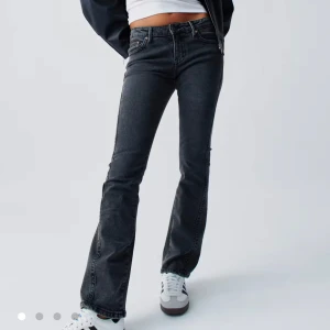 Svarta jeans  - Säljer dessa bootcut jeansen från Gina Tricot💕