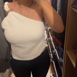 Vit oneshoulder topp med gulddetalj - Sååå fin topp med en gulddetalj, den är helt slutsåld! Jätte fint skick och inga defekter 💕Storlek L men passar mig som har s