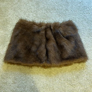 Brun fluffig päls kjol - Supermjuk och fluffig brun kjol i pälsimitation med metallspänne för enkel stängning. Helt oanvänd😊