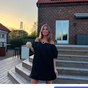 Svart off shoulder klänning  - Puffklänning med lös design. Svart. Passar allt från XS till M. Älskar denna klänningen. Väl använd men det syns inte. Går både att klä upp och ner