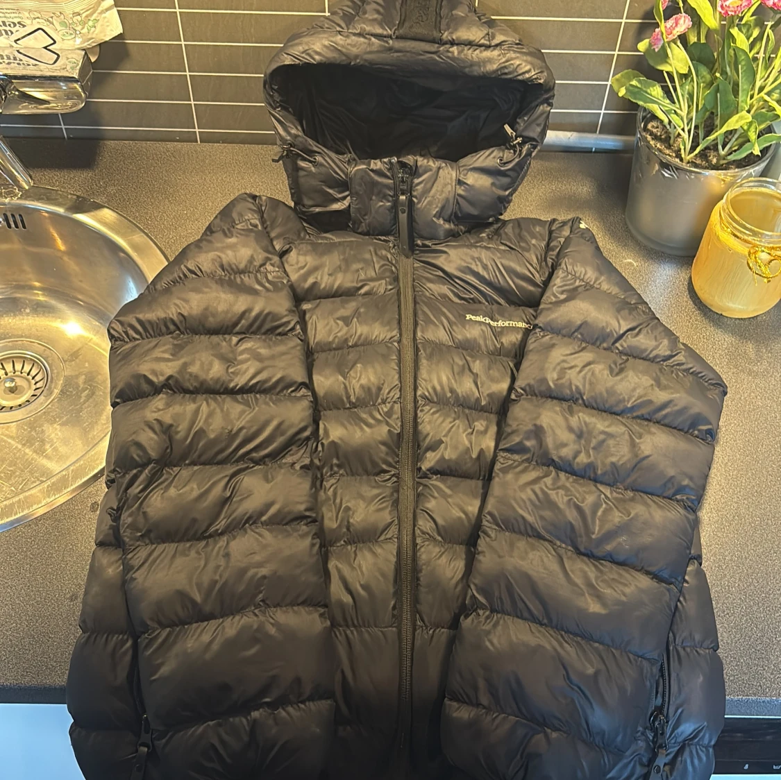 Svart pufferjacka Peak Performance