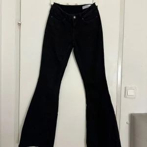 Svarta bootcut jeans från Vero Moda - Säljer mina snygga svarta lågmidjade bootcut jeans från vero Moda, stl S/36 x 32. Knappt använda. Säljer då de inte passar mig längre. Pris går att diskutera!🫶🏼