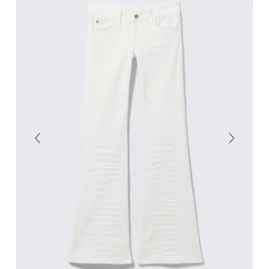 Vita low waist bootcut jeans - Säljer mina ascoola vita lågmidjade bootcut jeans från weekday. Knappt använda men jag har sprättat upp jeansen där nere för att de skulle bli lite längre, det är ett litet litet hål på insidan där nere vid fötterna men som inte alls syns när man har de på sig🥰 Jag har storlek W27 L32 men de är mindre i storleken är andra jeans!!
