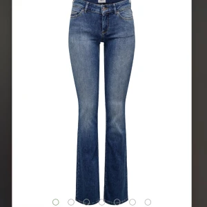 Blå bootcut jeans från ONLY - Snygga blå bootcut jeans från ONLY med bootcut. Inte exakt dom som en på bilden då det finns mönster på fickorna bak. Bara skriva för fler bilder å info. (öppet pris). Skriv innan du köper
