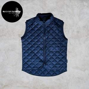 Väst quiltad ytterväst  - Quiltad väst i mörkblå från ett dansk märket Mascot, skicket är 10/10 inga defekter. Storlek M  passar någon som är 170-194 cm