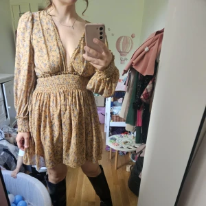 Blommig klänning från NA-KD - Typ senapsgul superfin klänning som passar höstens färger 🍁🍂 sparsamt använd. Storlek 38