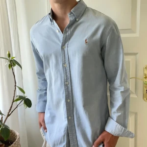 Ralph Lauren skjorta - Slim fit ljusblå Ralph Lauren skjorta i storlek L där modellen är 180,75 kg. Kom med frågor! ✌️