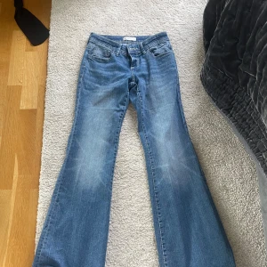 Blå lågmidjade bootcut jeans från Gina tricot - Snygga blå lågmidjade bootcut jeans från Gina tricot. Aldrig använda då storleken inte passar mig tyvärr❤️