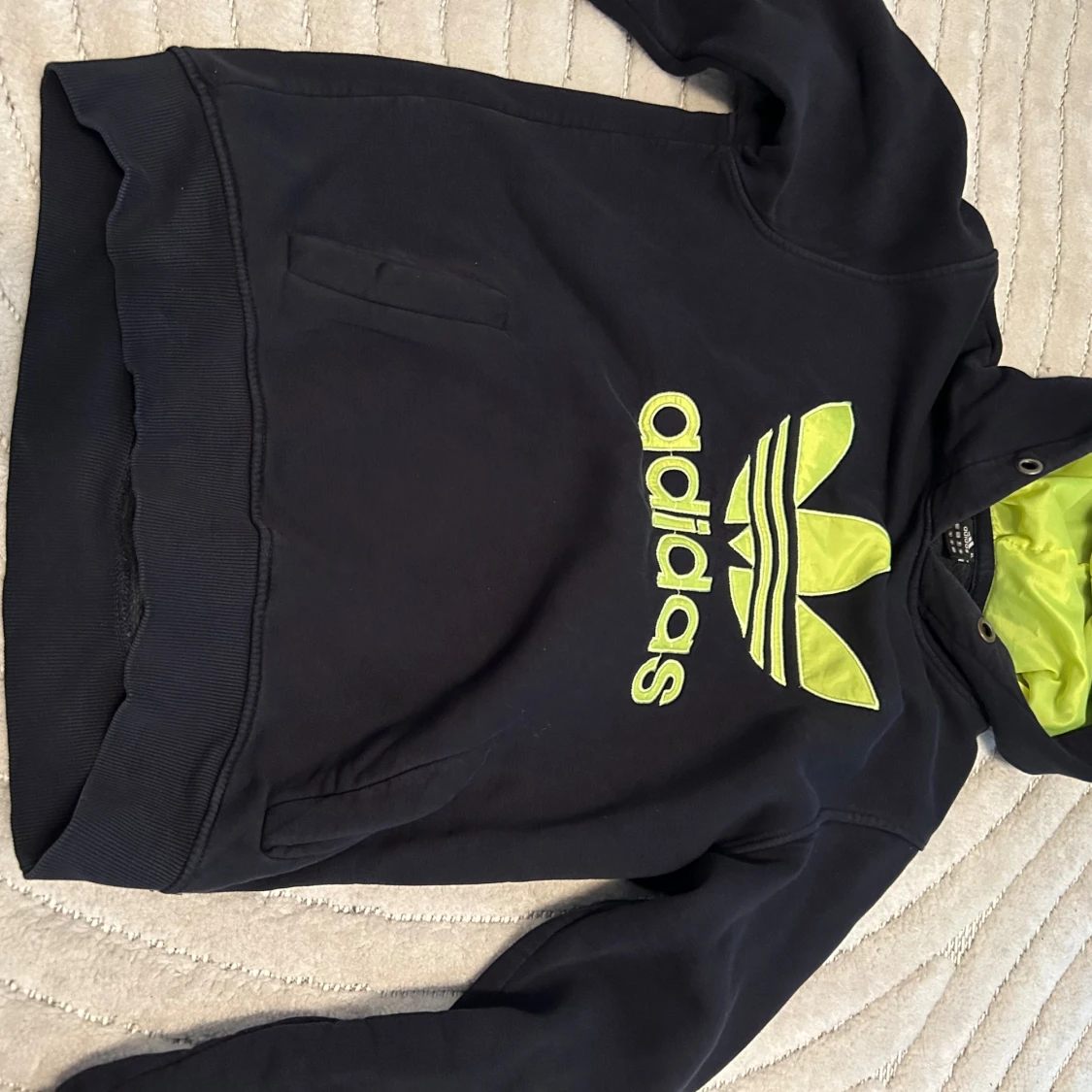 Svart hoodie från Adidas med limegrönt tryck