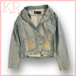 Jeans Jacka från Victoria Beckham - Sjukt snygg victoria beckham jeans jacka perfekt för hösten, står strlk XL men sitter M! Skriv om ni har frågor:)