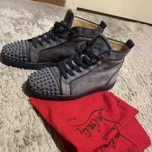 Christian Louboutin  mocka sneakers - Tja säljer ett par tvärfeta Christian louboutin skor. Dessa är perfekt nu inför hösten och vinter men passar lika snyggt till alla väderförhållanden. Skicket är 8/10. Hör av dig vid minsta fråga eller fundering🙌