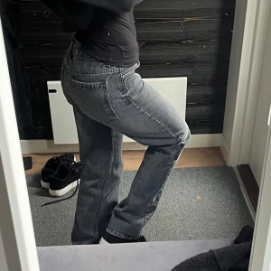 Lågmidjade raka jeans från zara - Low waist straught stentvättade jeans från zara i superfint skick, storlek 32 men de är ganska stora i storleken🌸Lång längd, helt slutsålda!
