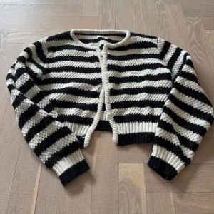 Stickad kofta - Har tagit bort knapparna på andra sidan av koftan därav hål på andra sidan koftan 